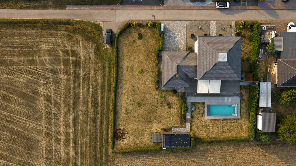 „Das gesamte Anwesen im Überblick – großzügiges Grundstück mit Pool und Wellnessbereich“
