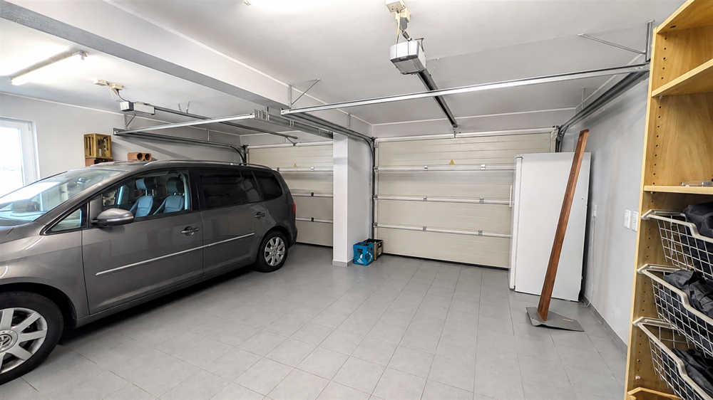 Doppelgarage mit elektrischen Sektionaltoren