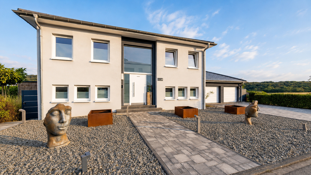 Repräsentatives Familienhaus mit moderner Architektur und Doppelgarage