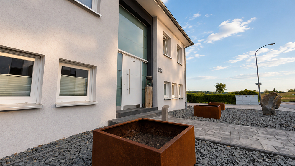 Repräsentativer Eingangsbereich mit moderner Architektursprache