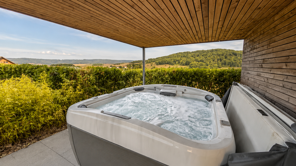 Privater Wellnessbereich mit Whirlpool und traumhaftem Weitblick