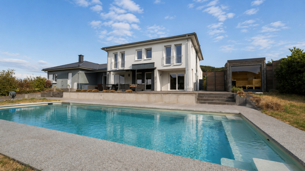 Exklusiver Poolbereich mit Sonnenterrasse und privater Gartensauna