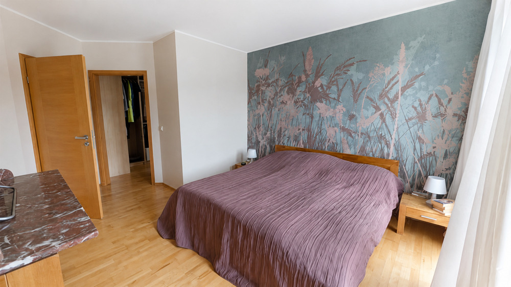Schlafzimmer im Obergeschoss mit Zugang zur Ankleide