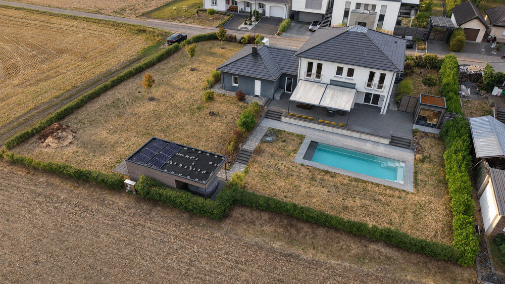 „Weitläufiges Anwesen mit Pool, Gartensauna und großzügigem Außenbereich“