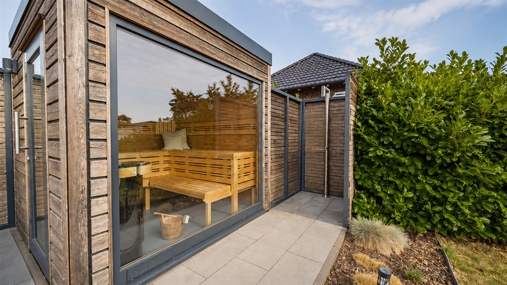 Design-Gartensauna mit großzügiger Verglasung und hochwertiger Ausstattung