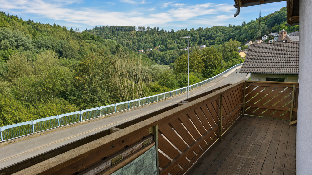 Den Blick schweifen lassen – Balkon mit Aussicht ins grüne Tal