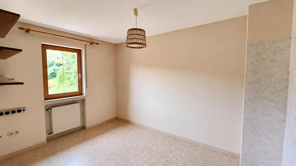 Helles Schlafzimmer mit Blick ins Grüne