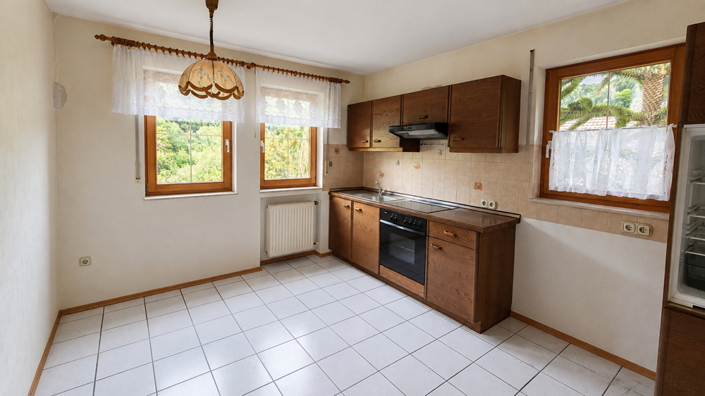 Helle Küche mit Einbauzeile und Platz für gemeinsame Mahlzeiten