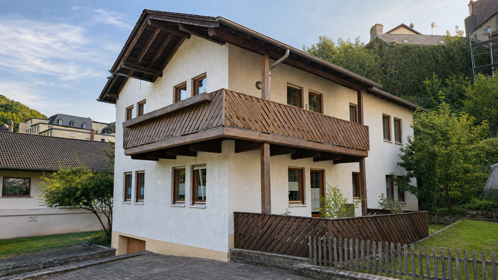 Markante Architektur. Zweifamilienhaus mit charmantem Holzbalkon