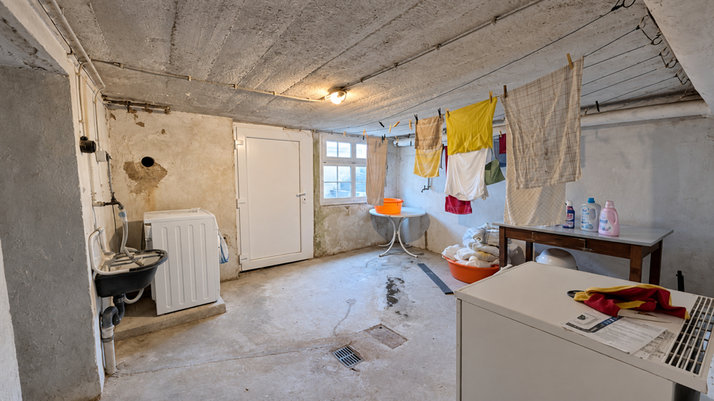 Praktischer Wasch- und Hauswirtschaftsraum im Keller