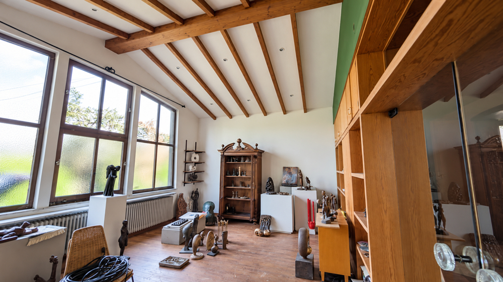 Lichtdurchflutetes Atelier mit hohen Fenstern