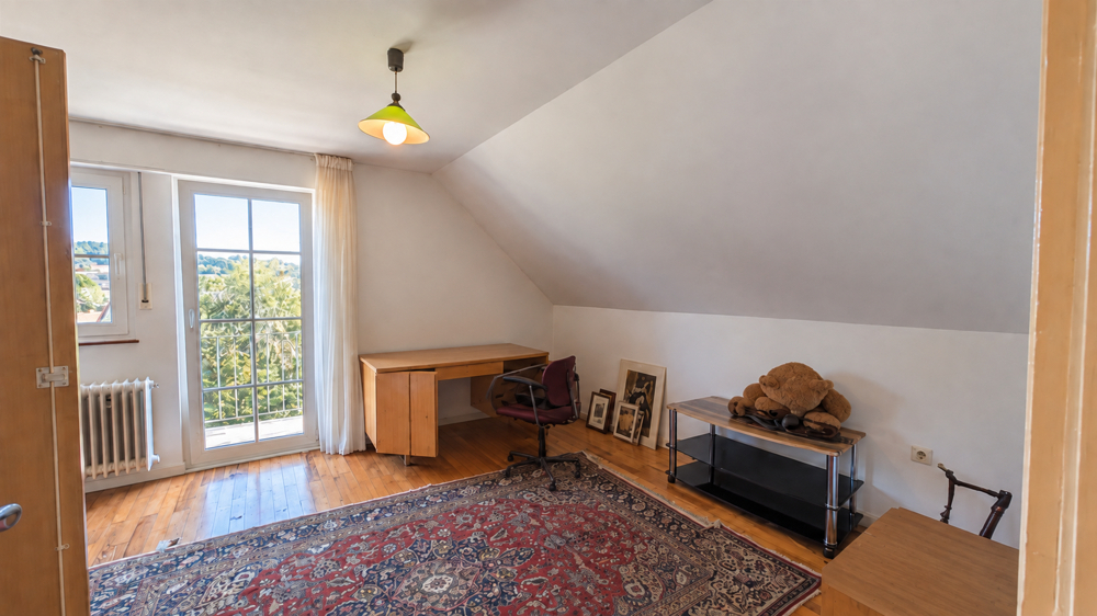 Helles Schlafzimmer mit Zugang zum Balkon