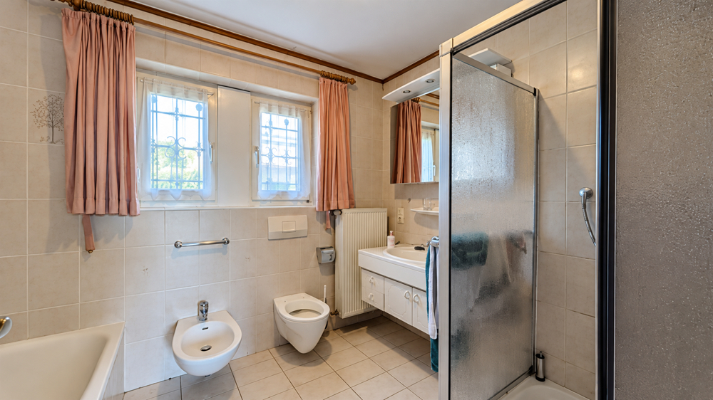 Tageslichtbad mit Dusche und Badewanne im Erdgeschoss