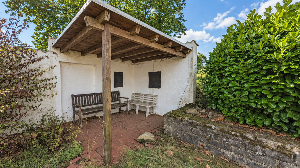 Gemütlicher Sitzplatz im Innenhof