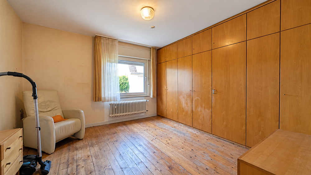 Vielseitig nutzbares Zimmer mit Einbauschränken im Erdgeschoss