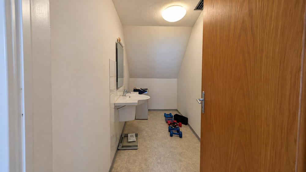 Zusätzlicher Raum mit Waschbecken im Dachgeschoss