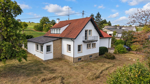 Frontansicht mit großzügigem Vorgarten