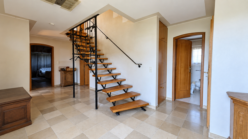 Großzügige Diele mit offener Treppe