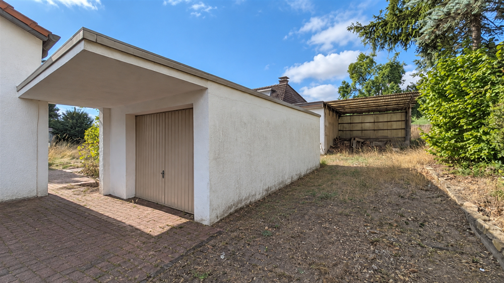 Freistehende Garage mit überdachter Zufahrt