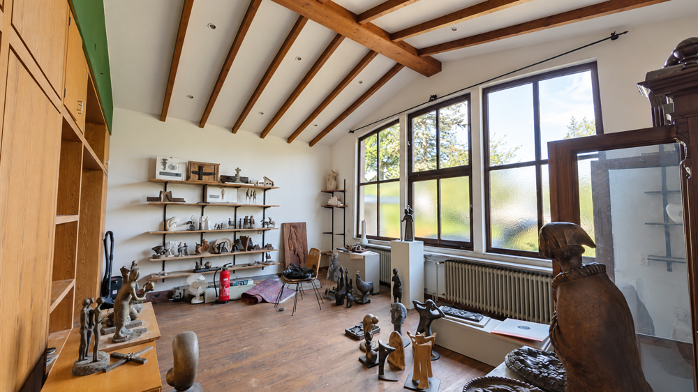 Großzügiges Atelier mit sichtbarer Holzbalkendecke