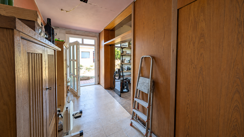 Zwischenflur mit Zugang ins Atelier und Innenhof