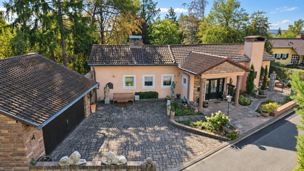1. Repräsentative Vorderansicht mit freistehender Garage