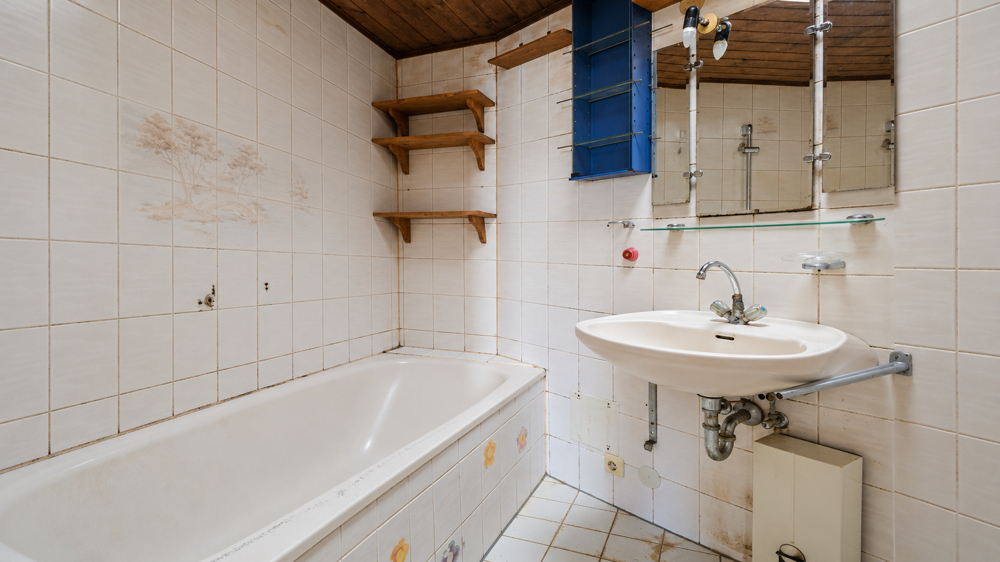 Badezimmer mit Badewanne und Gestaltungspotenzial
