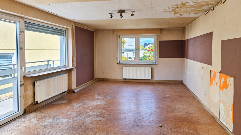 Großzügiger Wohnraum mit Zugang zum Balkon