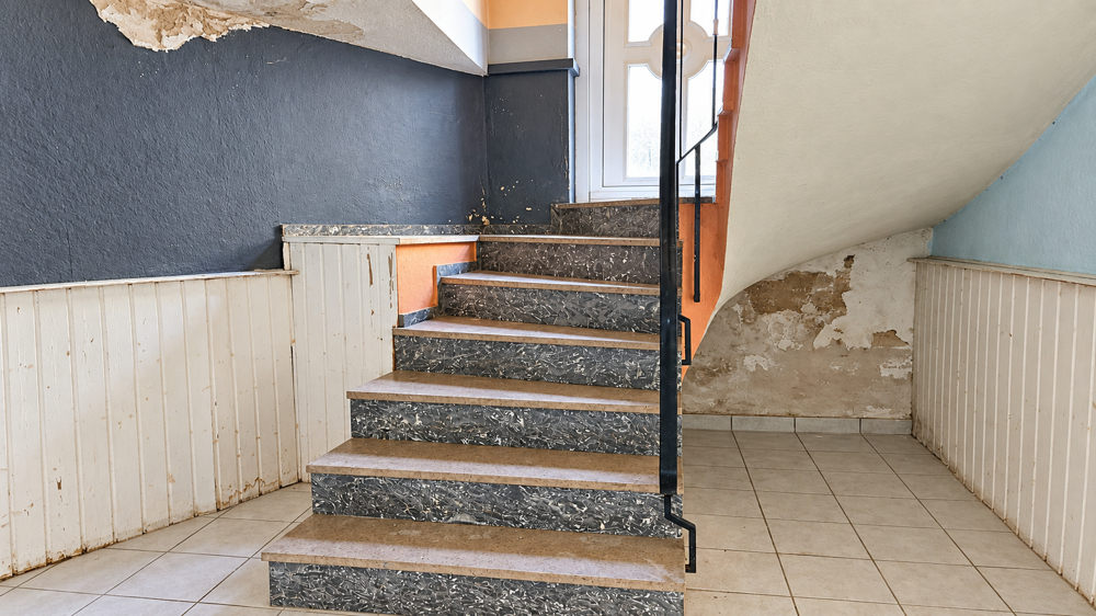 Offene Treppe verbindet die Wohnebenen