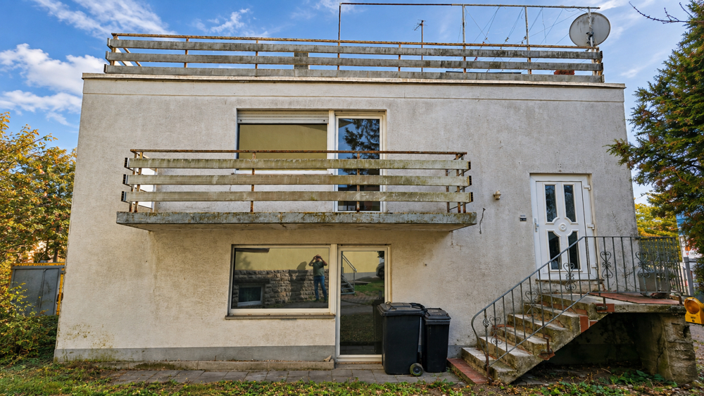 Balkon und eigener Zugang auf der Rückseite des Hauses