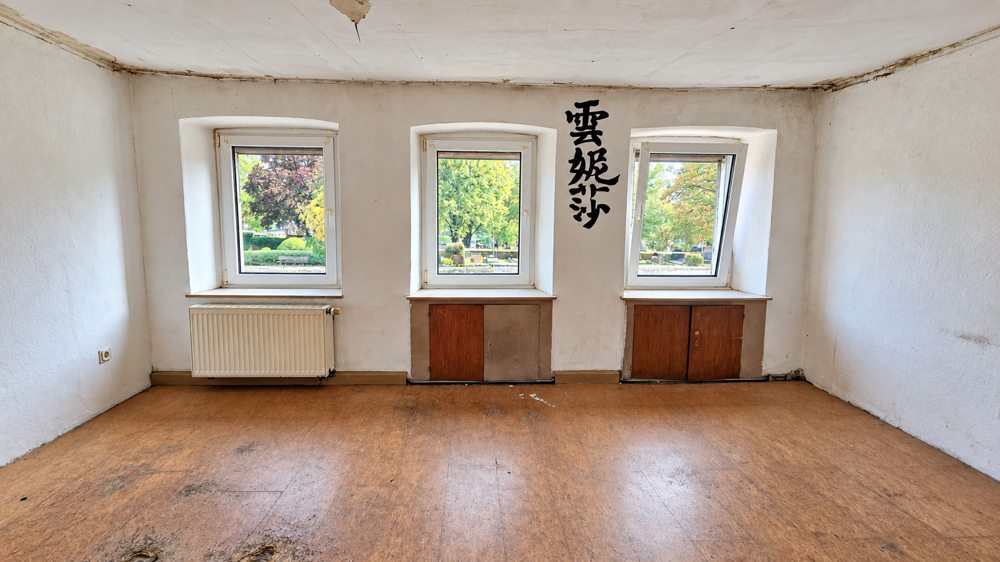Zimmer mit Holzboden und Platz für Ihre Wohnideen