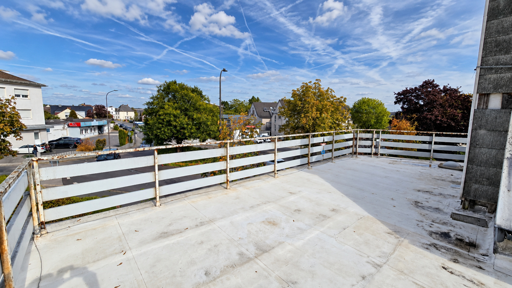Großzügige Dachterrasse mit Blick über die Umgebung