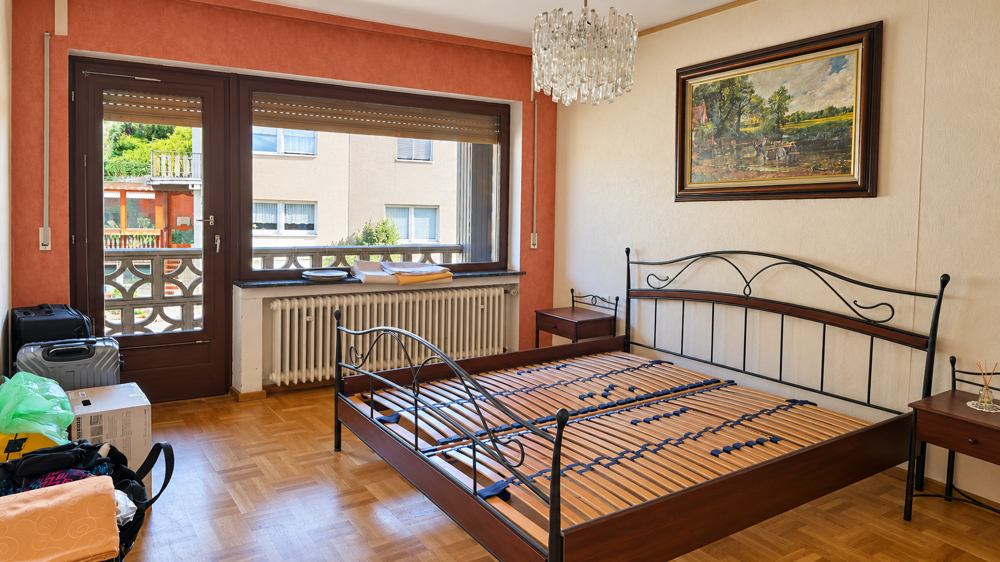 Schlafzimmer mit direktem Balkonzugang – den Tag mit frischer Luft beginnen