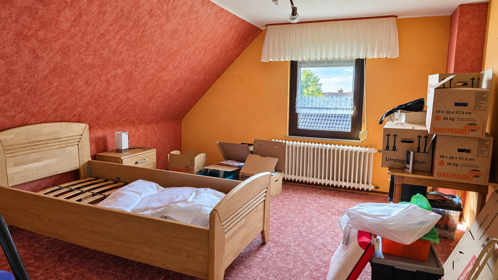 Gemütliches Schlafzimmer unter dem Dach mit individuellem Charme
