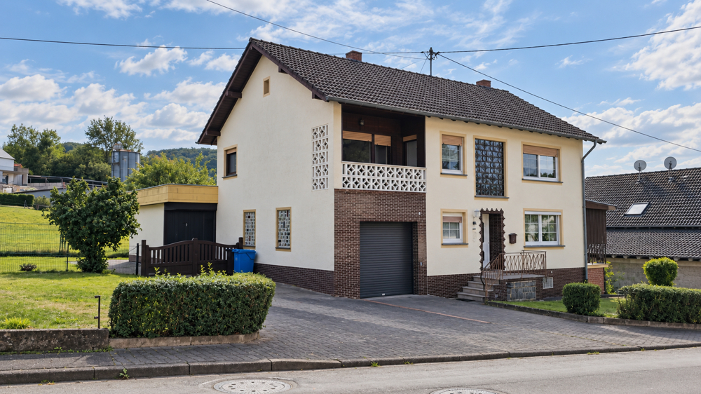 Willkommen zu Hause – mit Garage, überdachtem Balkon und Garten