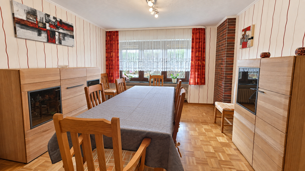 Gemeinsam genießen – helles Esszimmer mit Platz für Familie und Gäste