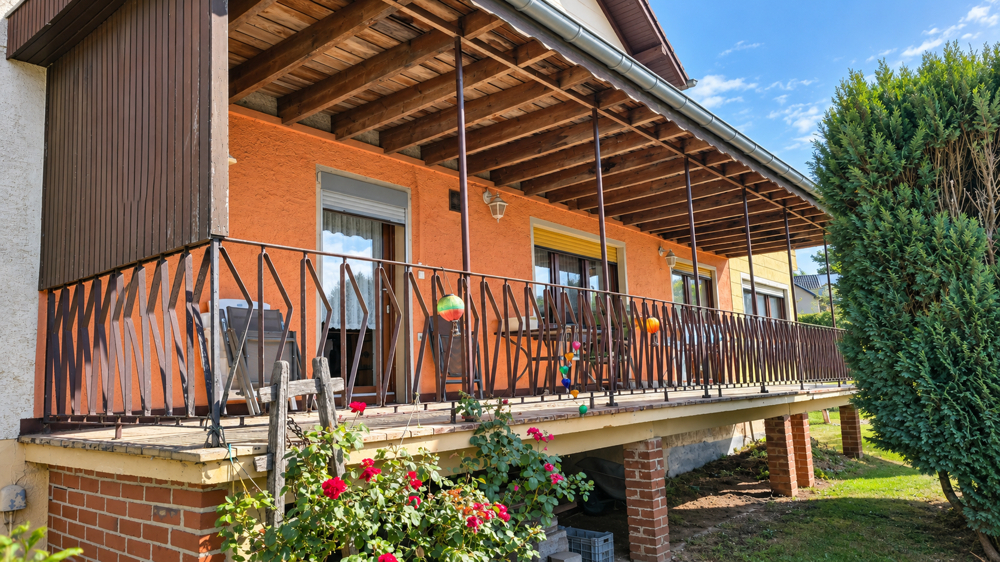 Überdachte Terrasse – Ihr Lieblingsplatz für gemütliche Stunden im Freien