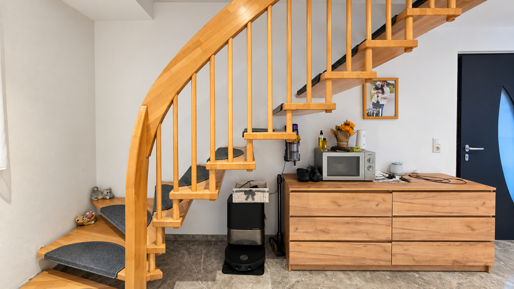 Holz mit Charakter – eine Treppe als Blickfang in Dachgeschoss
