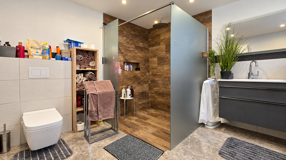 Duschen mit Stil – warme Holzoptik trifft auf modernes Design