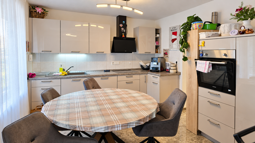 Kochen und Genießen vereint – moderne Küche mit einladendem Essplatz