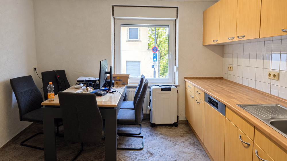 Alles nah beieinander – praktische Küche mit Platz am Tisch in der Einliegerwohnung