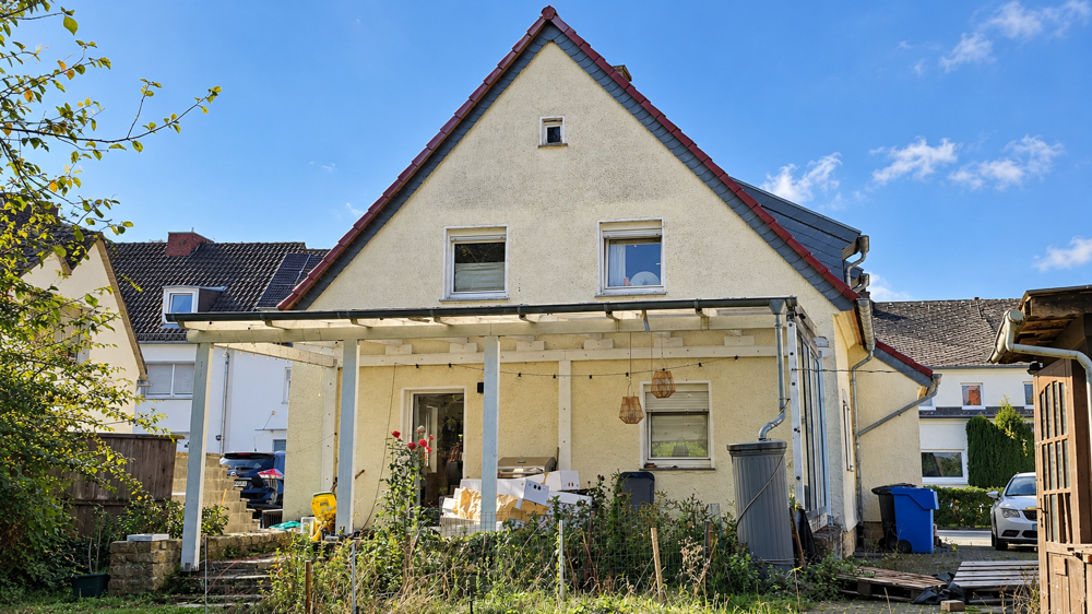 Vom Wohnhaus direkt ins Grüne – Terrasse mit Gartenanschluss