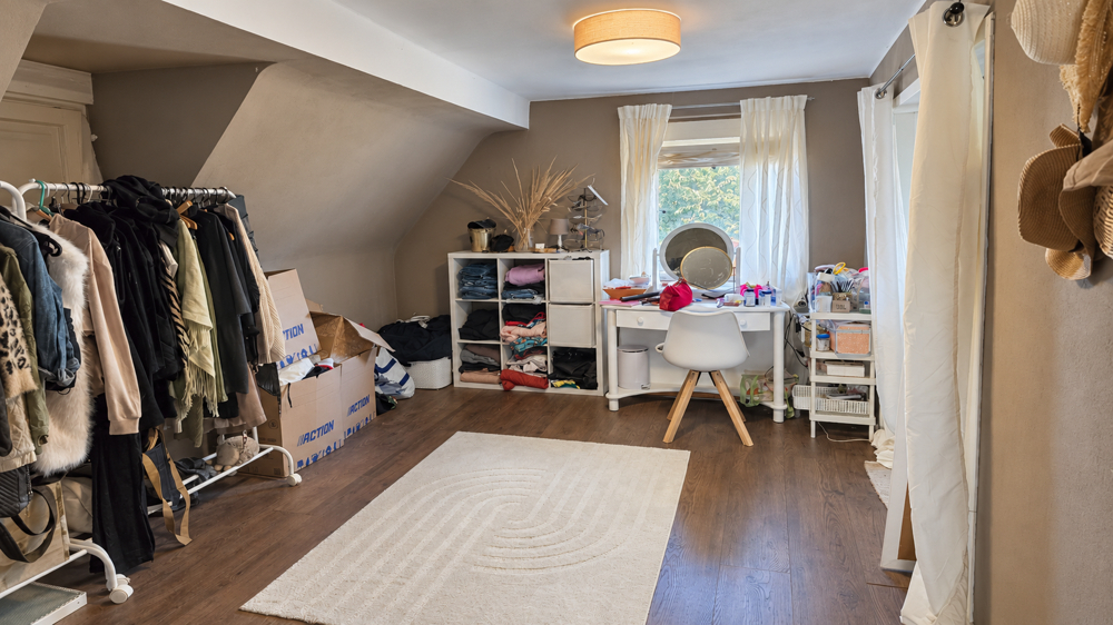 Natürlich belichtetes Ankleidezimmer mit Zugang ins Schlafzimmer