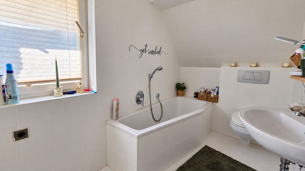 Hell und freundlich – Tageslichtbad mit Badewanne im Dachgeschoss