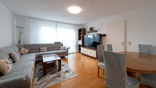 Wohn- uns Esszimmer mit Zugang zum Balkon