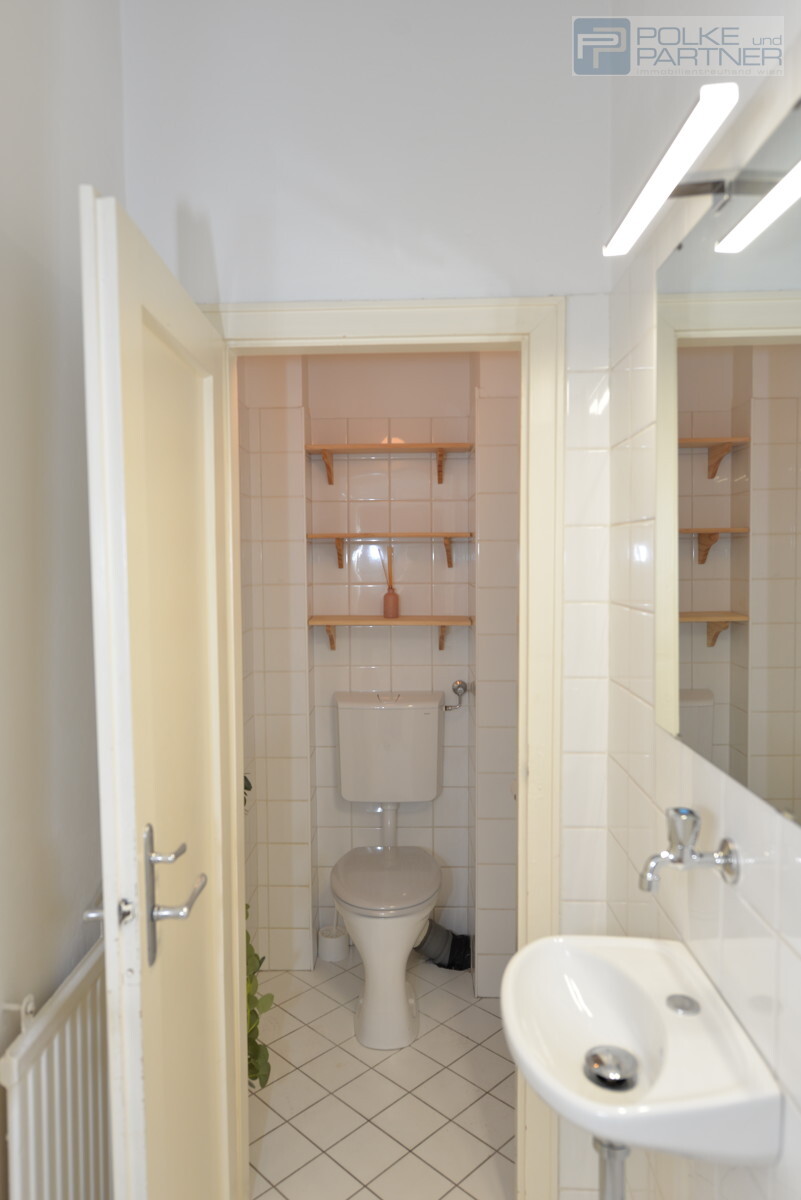 WC mit Handwaschbecken