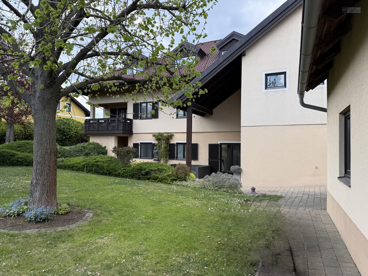 Gartenansicht vom Nebengebäude aus 