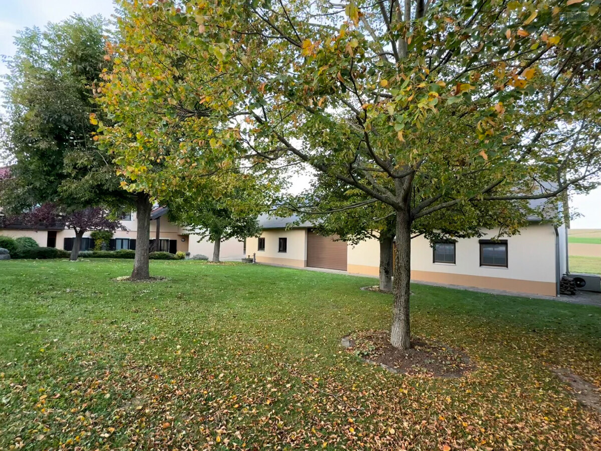 Blick zum Nebengebäude