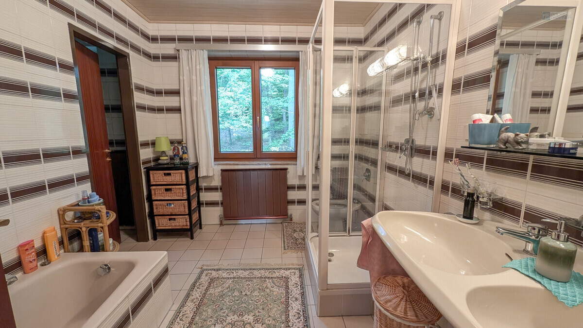 Badezimmer mit separatem WC