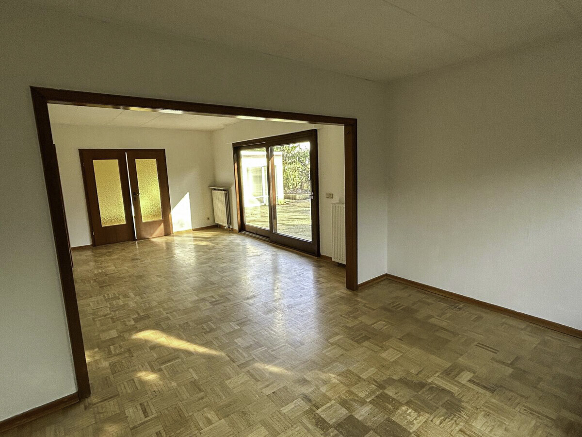 Esszimmer mit Blick zum Wohnzimmer